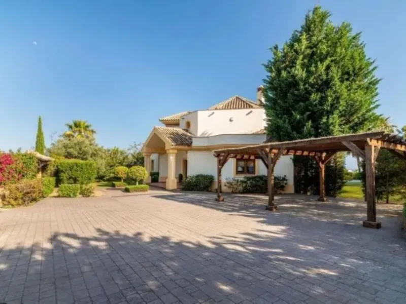 Nestled directly on the front line of the renowned Los Flamingos Golf Resort, this spectacular villa represents the perfect blend of classic and modern styling in one of Benahavis´ most prestigious and secure residential enclaves. Set amidst rolling green