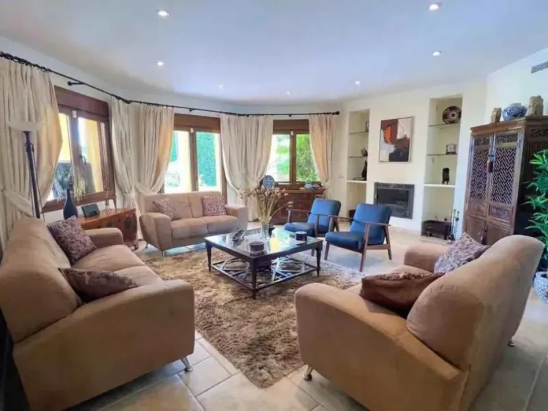 Nestled directly on the front line of the renowned Los Flamingos Golf Resort, this spectacular villa represents the perfect blend of classic and modern styling in one of Benahavis´ most prestigious and secure residential enclaves. Set amidst rolling green