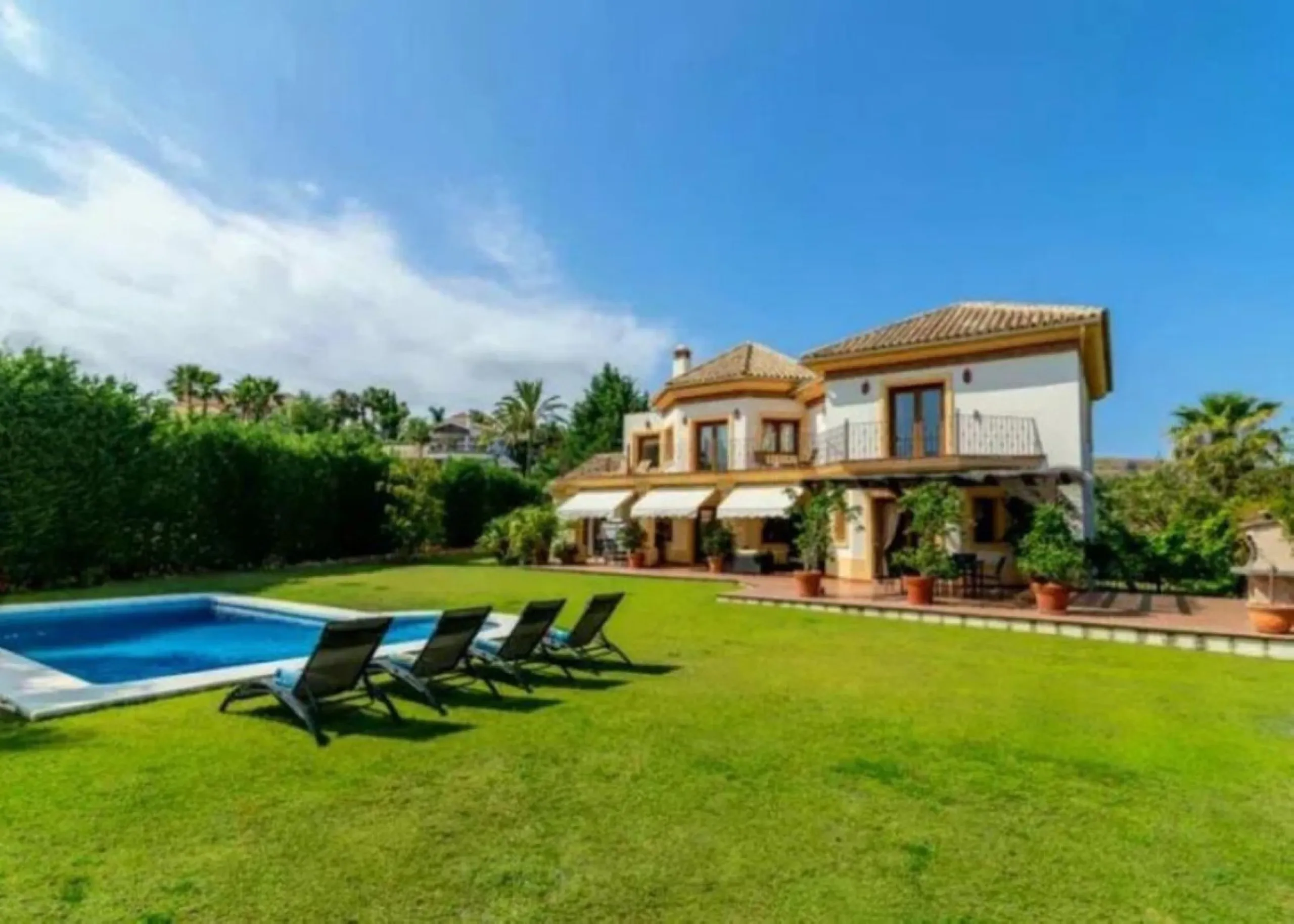 Nestled directly on the front line of the renowned Los Flamingos Golf Resort, this spectacular villa represents the perfect blend of classic and modern styling in one of Benahavis´ most prestigious and secure residential enclaves. Set amidst rolling green