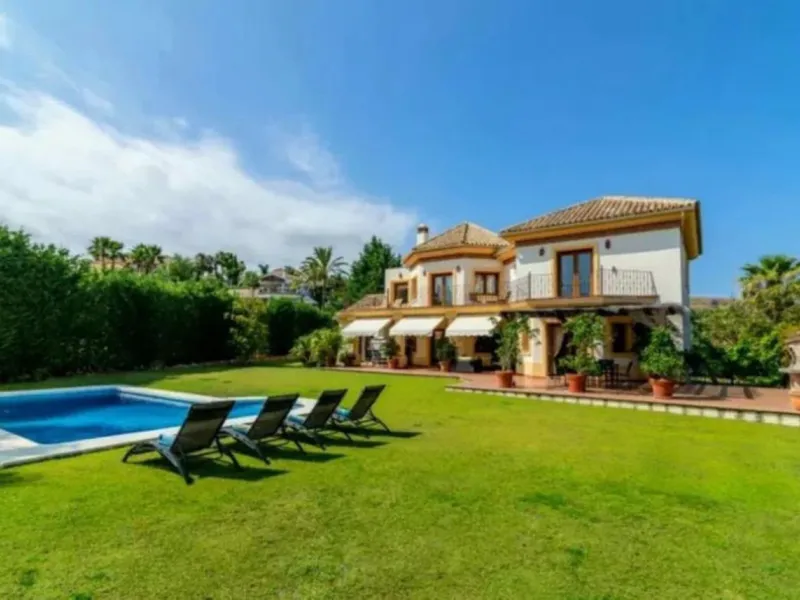 Nestled directly on the front line of the renowned Los Flamingos Golf Resort, this spectacular villa represents the perfect blend of classic and modern styling in one of Benahavis´ most prestigious and secure residential enclaves. Set amidst rolling green
