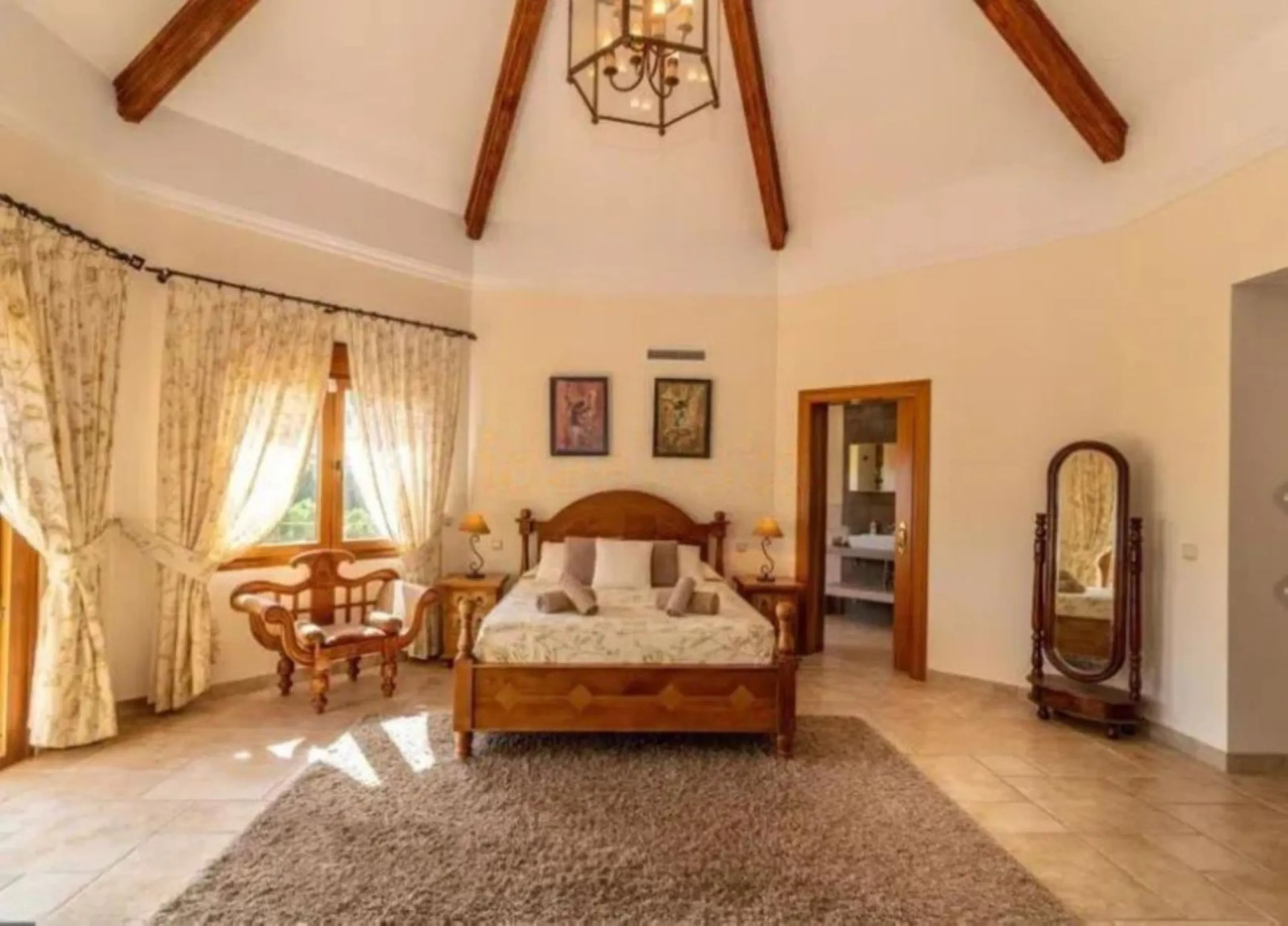 Nestled directly on the front line of the renowned Los Flamingos Golf Resort, this spectacular villa represents the perfect blend of classic and modern styling in one of Benahavis´ most prestigious and secure residential enclaves. Set amidst rolling green