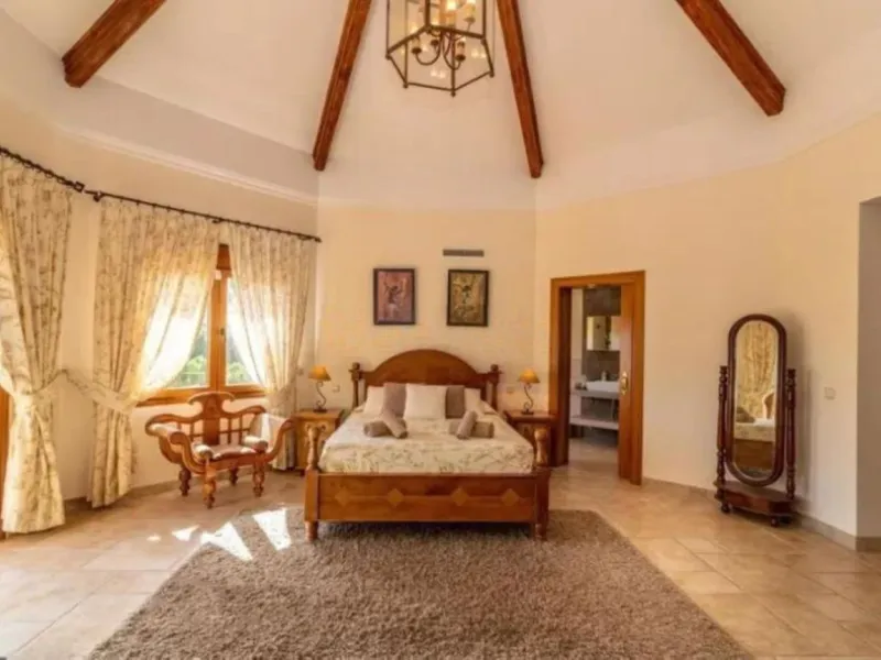 Nestled directly on the front line of the renowned Los Flamingos Golf Resort, this spectacular villa represents the perfect blend of classic and modern styling in one of Benahavis´ most prestigious and secure residential enclaves. Set amidst rolling green