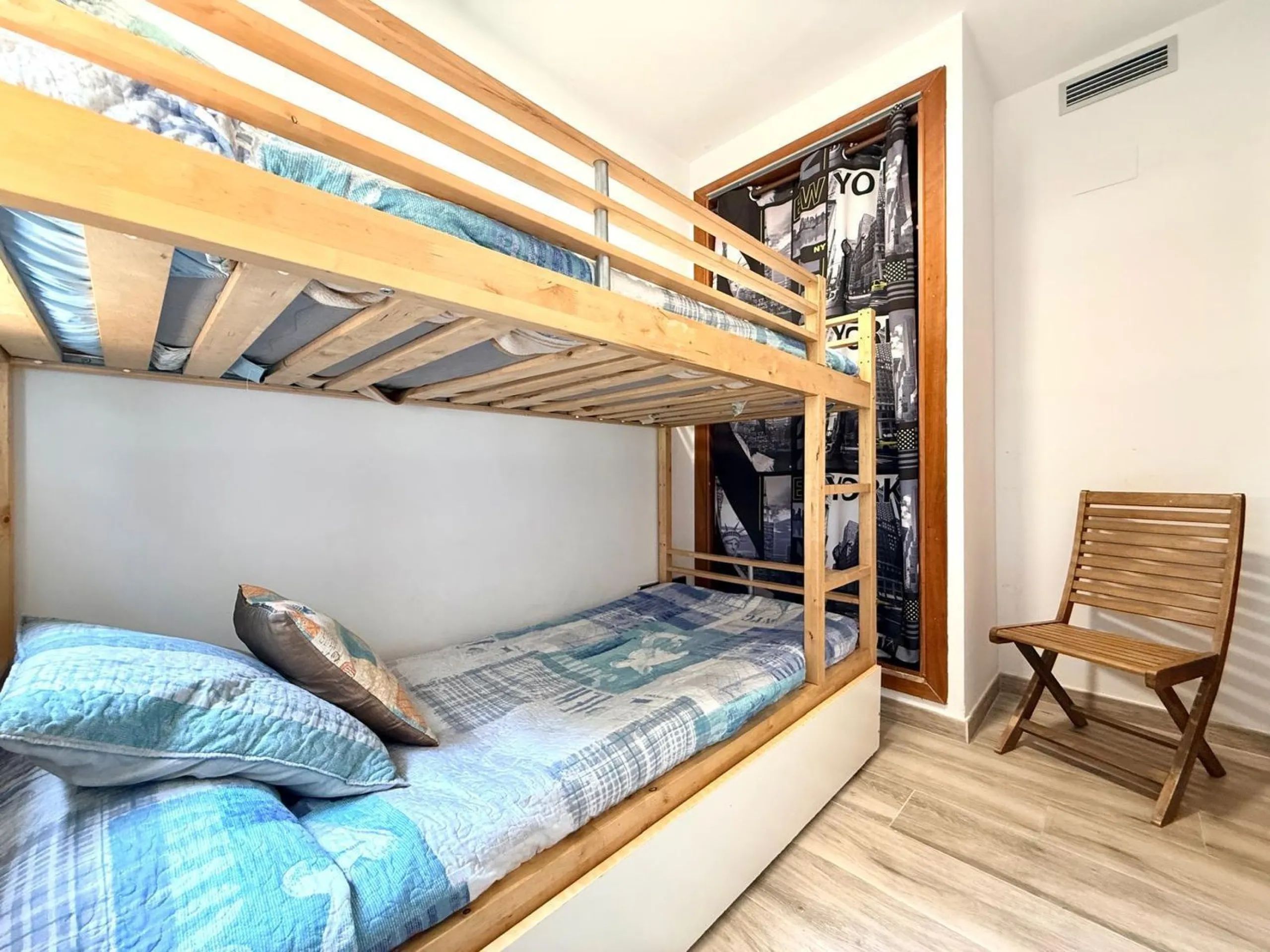 Piso moderno con terraza y servicios premium a 20 metros del mar en Cambrils