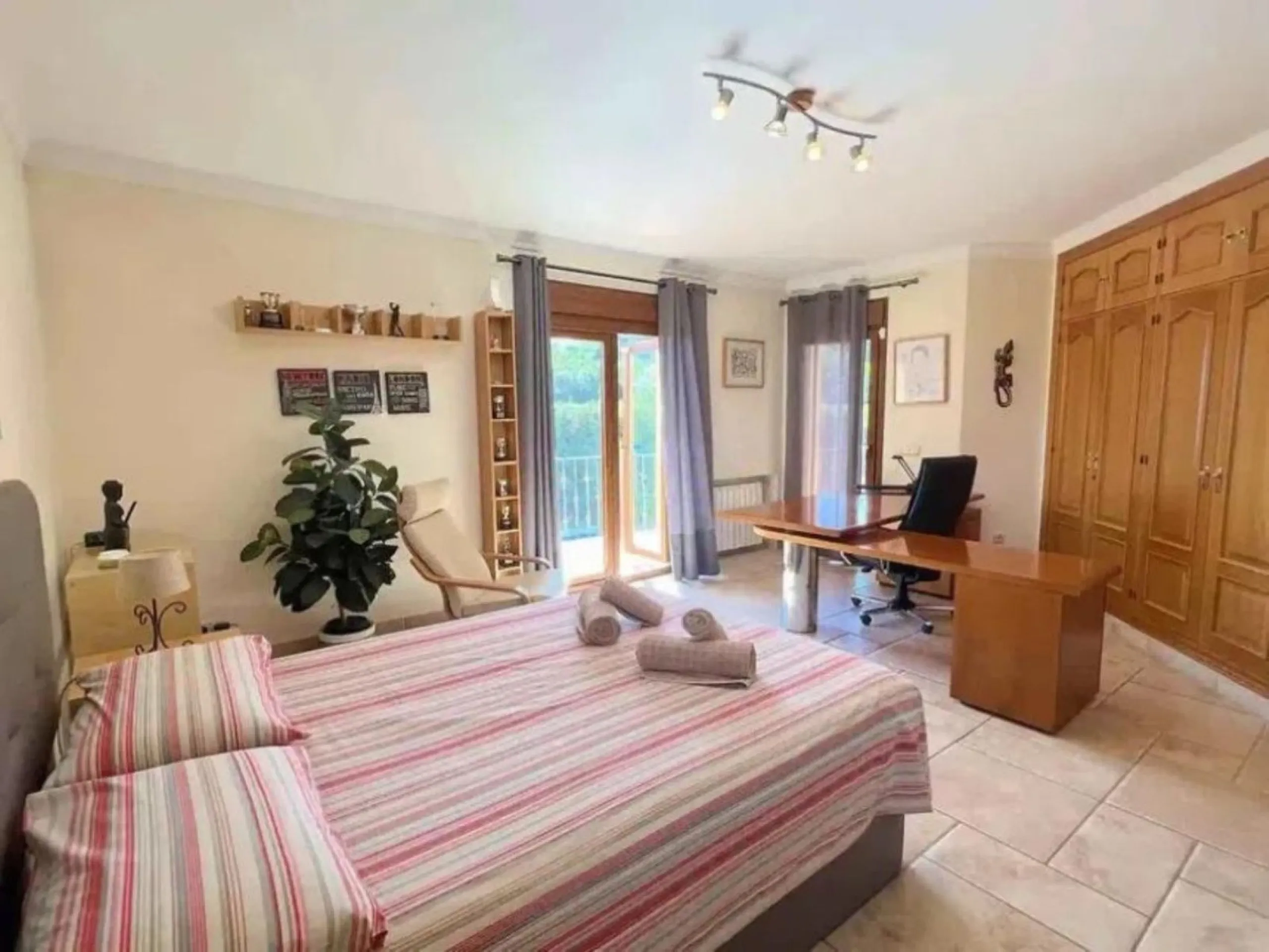 Nestled directly on the front line of the renowned Los Flamingos Golf Resort, this spectacular villa represents the perfect blend of classic and modern styling in one of Benahavis´ most prestigious and secure residential enclaves. Set amidst rolling green