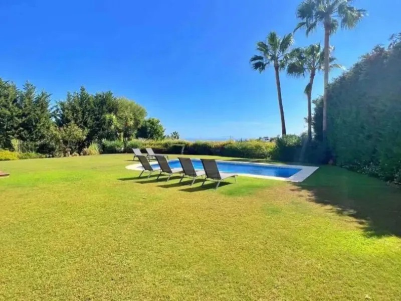 Nestled directly on the front line of the renowned Los Flamingos Golf Resort, this spectacular villa represents the perfect blend of classic and modern styling in one of Benahavis´ most prestigious and secure residential enclaves. Set amidst rolling green