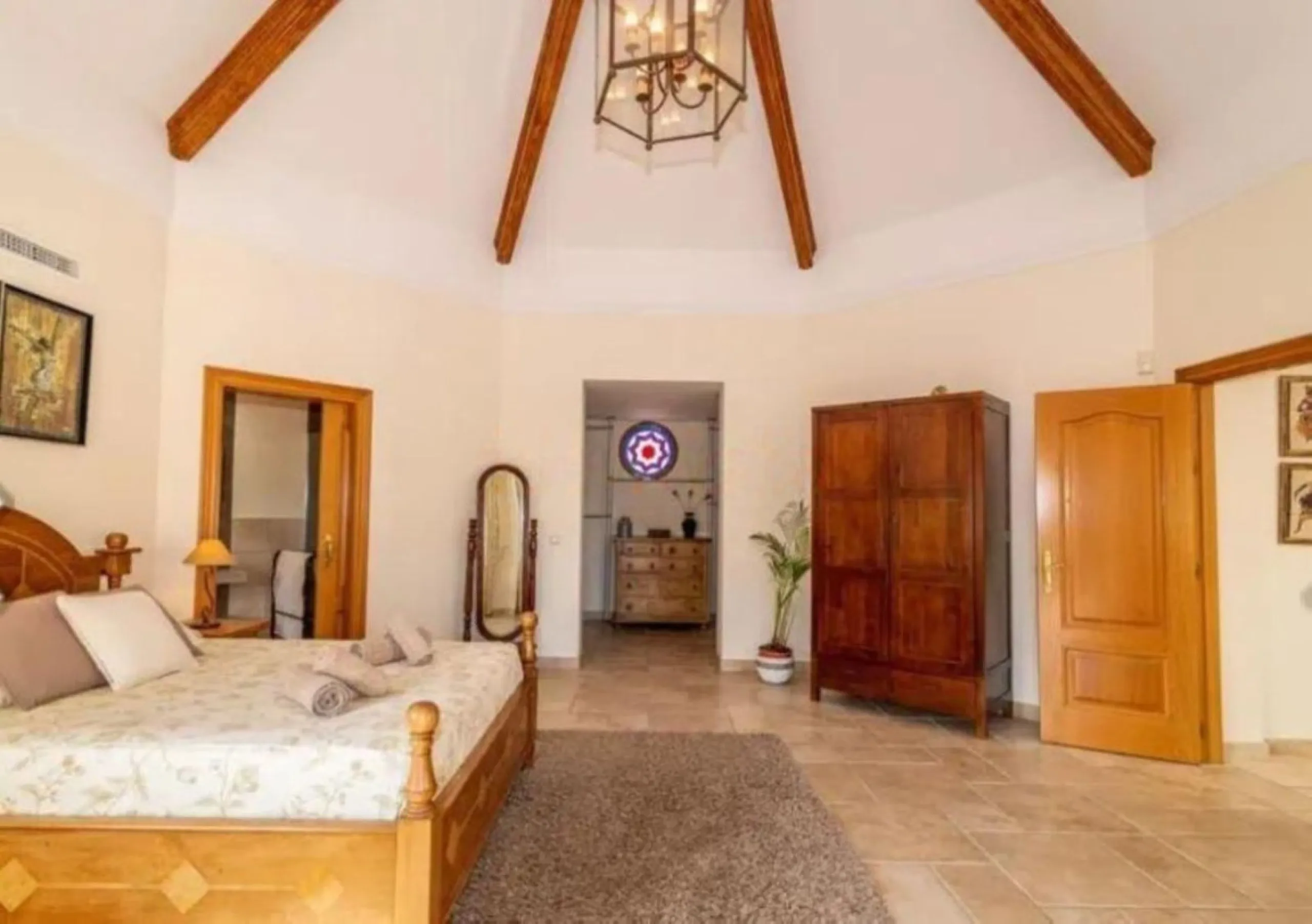 Nestled directly on the front line of the renowned Los Flamingos Golf Resort, this spectacular villa represents the perfect blend of classic and modern styling in one of Benahavis´ most prestigious and secure residential enclaves. Set amidst rolling green