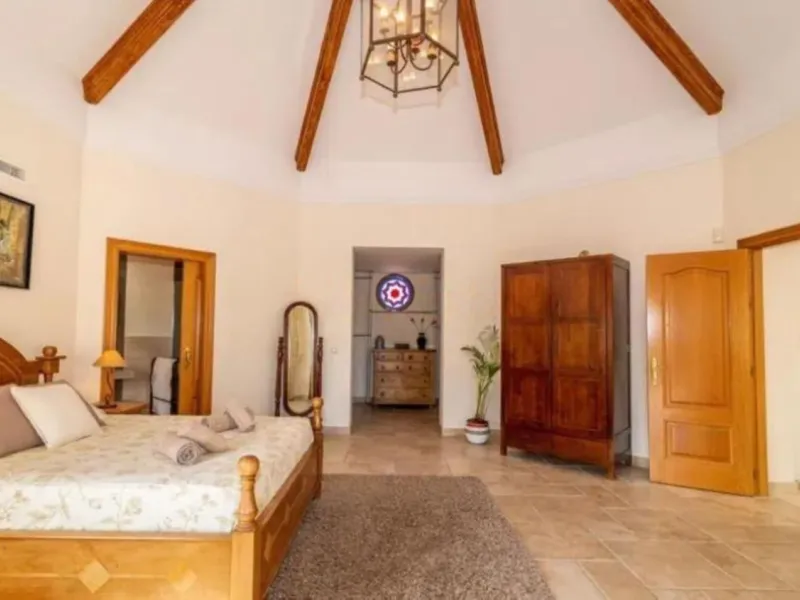 Nestled directly on the front line of the renowned Los Flamingos Golf Resort, this spectacular villa represents the perfect blend of classic and modern styling in one of Benahavis´ most prestigious and secure residential enclaves. Set amidst rolling green