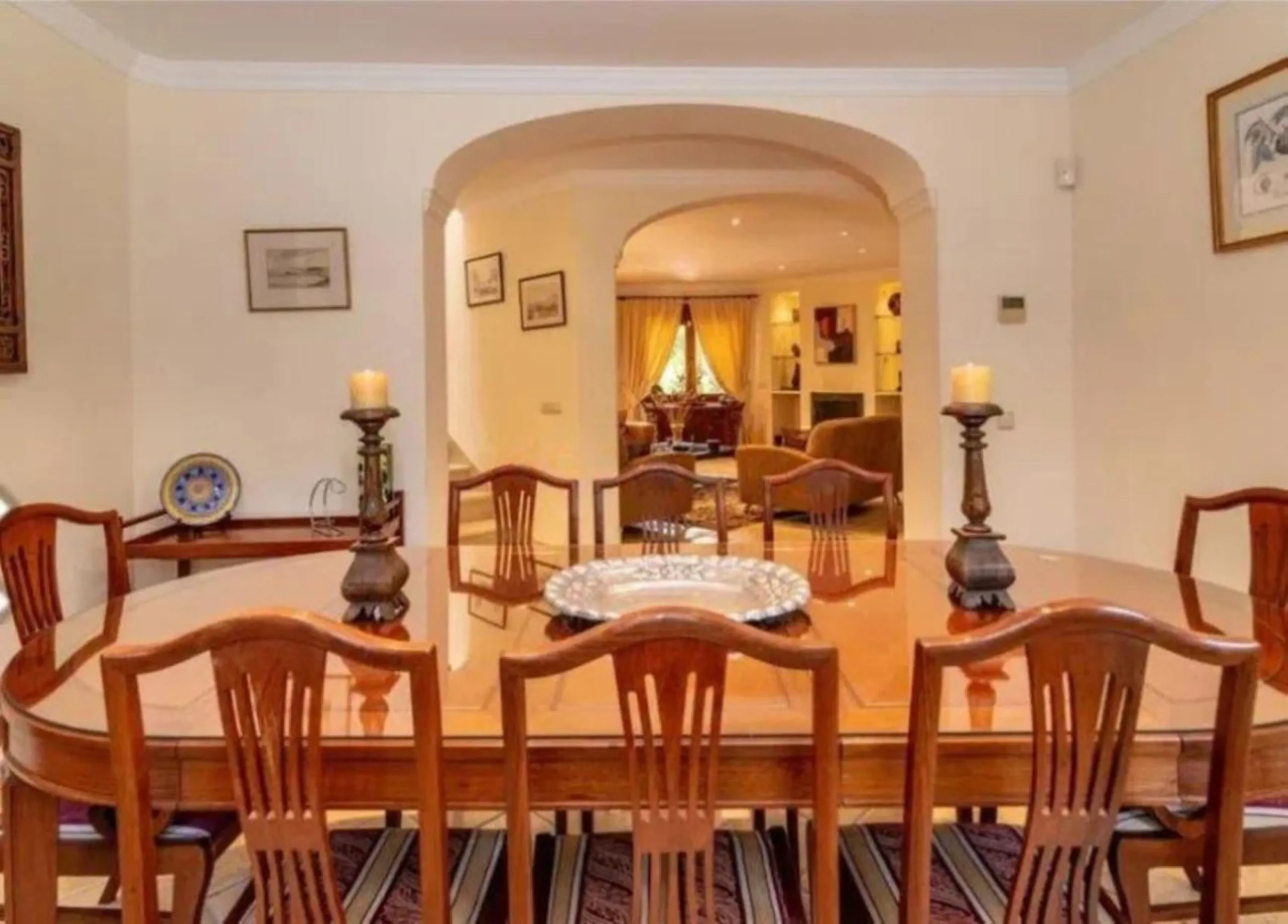 Nestled directly on the front line of the renowned Los Flamingos Golf Resort, this spectacular villa represents the perfect blend of classic and modern styling in one of Benahavis´ most prestigious and secure residential enclaves. Set amidst rolling green