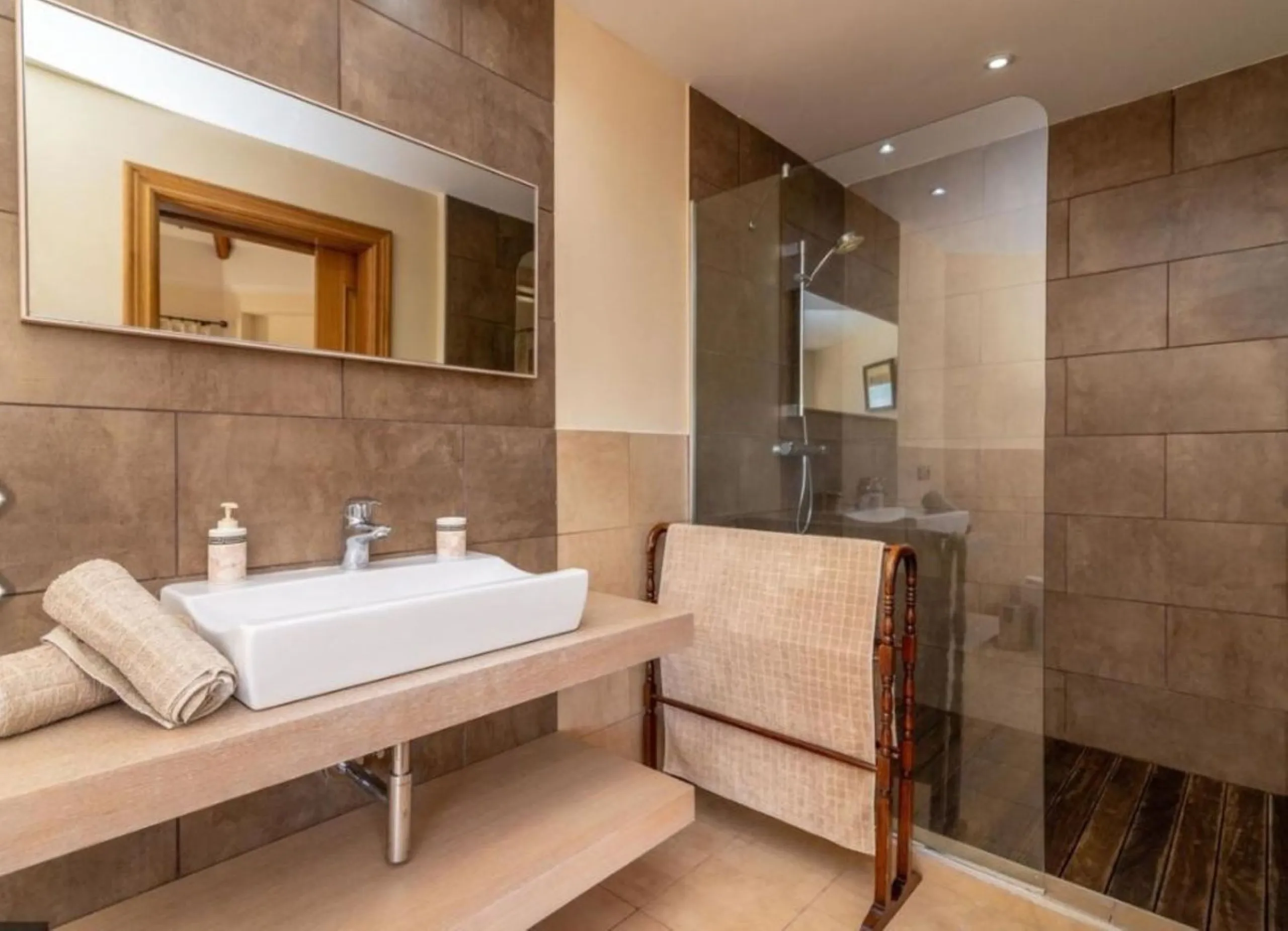 Nestled directly on the front line of the renowned Los Flamingos Golf Resort, this spectacular villa represents the perfect blend of classic and modern styling in one of Benahavis´ most prestigious and secure residential enclaves. Set amidst rolling green