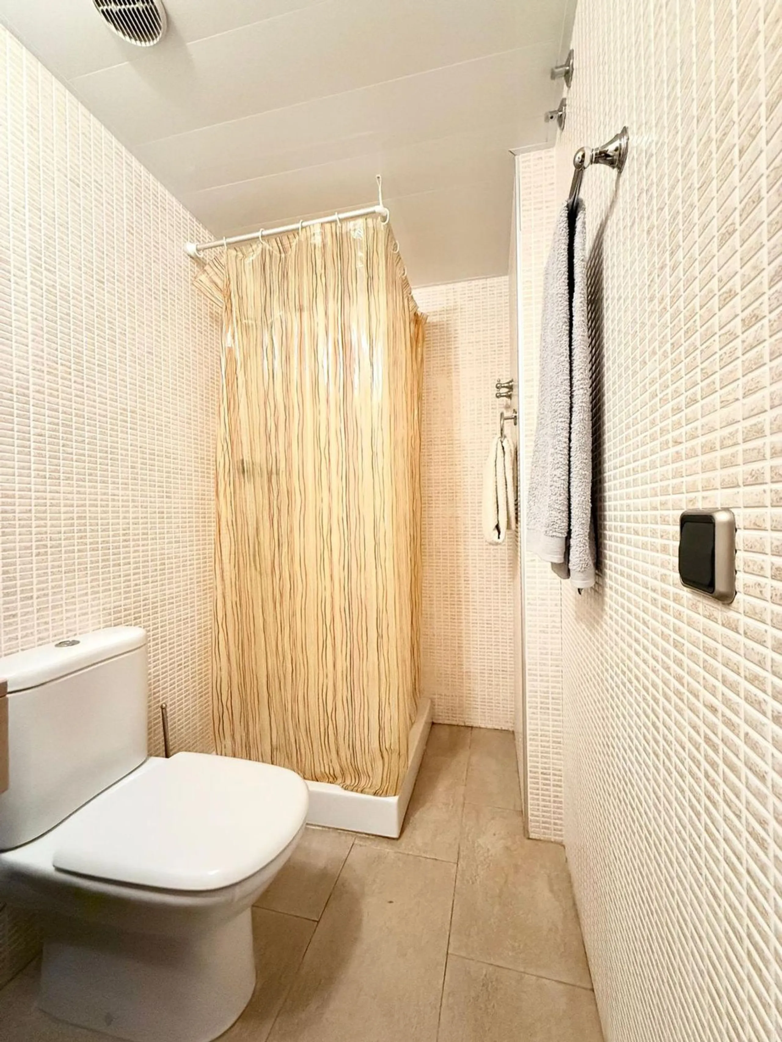 Piso moderno con terraza y servicios premium a 20 metros del mar en Cambrils