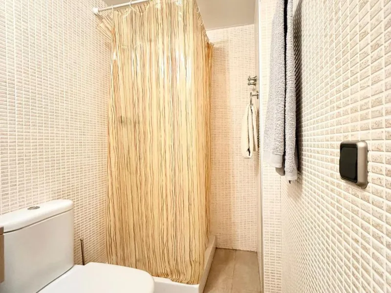 Piso moderno con terraza y servicios premium a 20 metros del mar en Cambrils