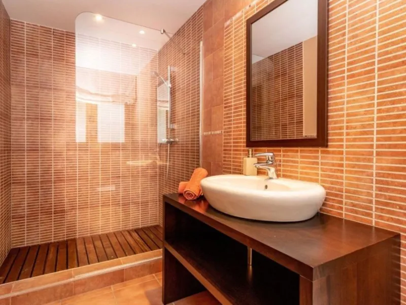 Nestled directly on the front line of the renowned Los Flamingos Golf Resort, this spectacular villa represents the perfect blend of classic and modern styling in one of Benahavis´ most prestigious and secure residential enclaves. Set amidst rolling green