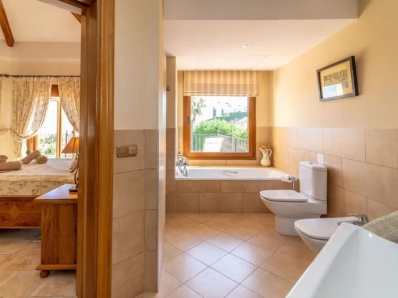Nestled directly on the front line of the renowned Los Flamingos Golf Resort, this spectacular villa represents the perfect blend of classic and modern styling in one of Benahavis´ most prestigious and secure residential enclaves. Set amidst rolling green