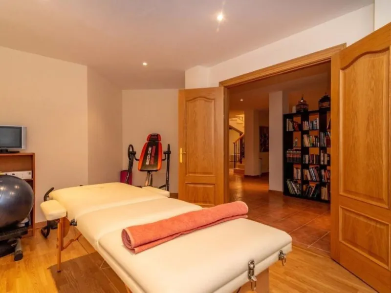 Nestled directly on the front line of the renowned Los Flamingos Golf Resort, this spectacular villa represents the perfect blend of classic and modern styling in one of Benahavis´ most prestigious and secure residential enclaves. Set amidst rolling green