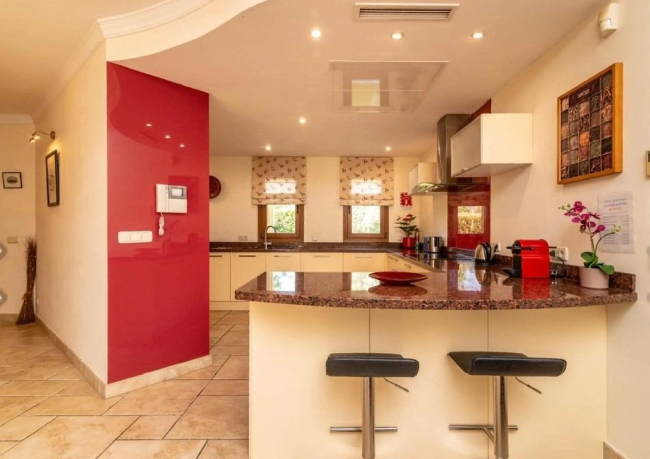 Nestled directly on the front line of the renowned Los Flamingos Golf Resort, this spectacular villa represents the perfect blend of classic and modern styling in one of Benahavis´ most prestigious and secure residential enclaves. Set amidst rolling green