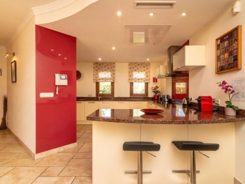 Nestled directly on the front line of the renowned Los Flamingos Golf Resort, this spectacular villa represents the perfect blend of classic and modern styling in one of Benahavis´ most prestigious and secure residential enclaves. Set amidst rolling green