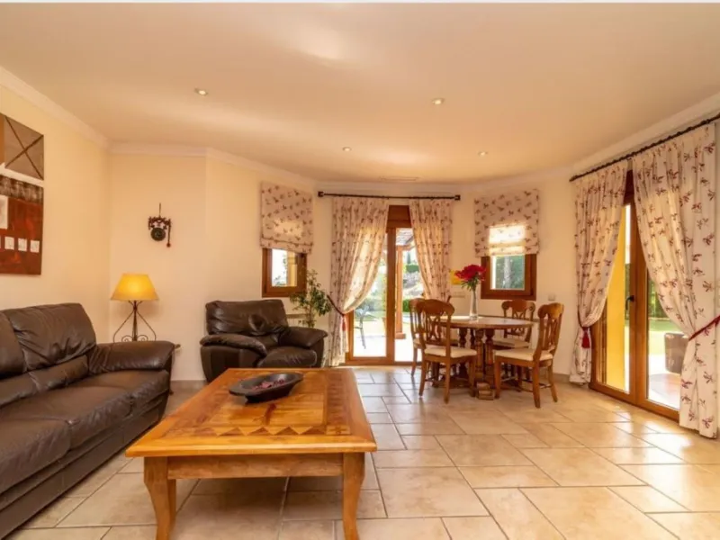 Nestled directly on the front line of the renowned Los Flamingos Golf Resort, this spectacular villa represents the perfect blend of classic and modern styling in one of Benahavis´ most prestigious and secure residential enclaves. Set amidst rolling green