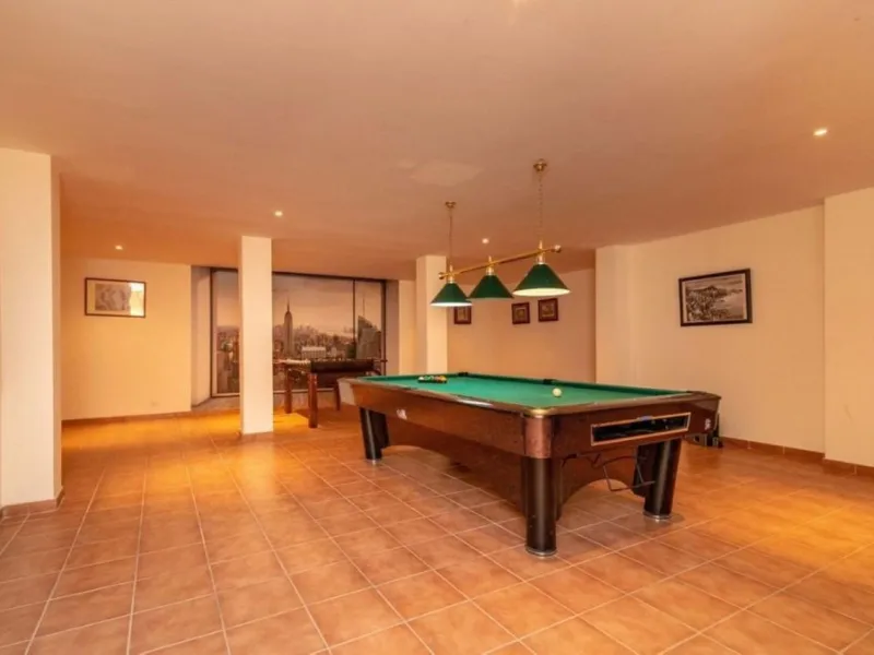 Nestled directly on the front line of the renowned Los Flamingos Golf Resort, this spectacular villa represents the perfect blend of classic and modern styling in one of Benahavis´ most prestigious and secure residential enclaves. Set amidst rolling green