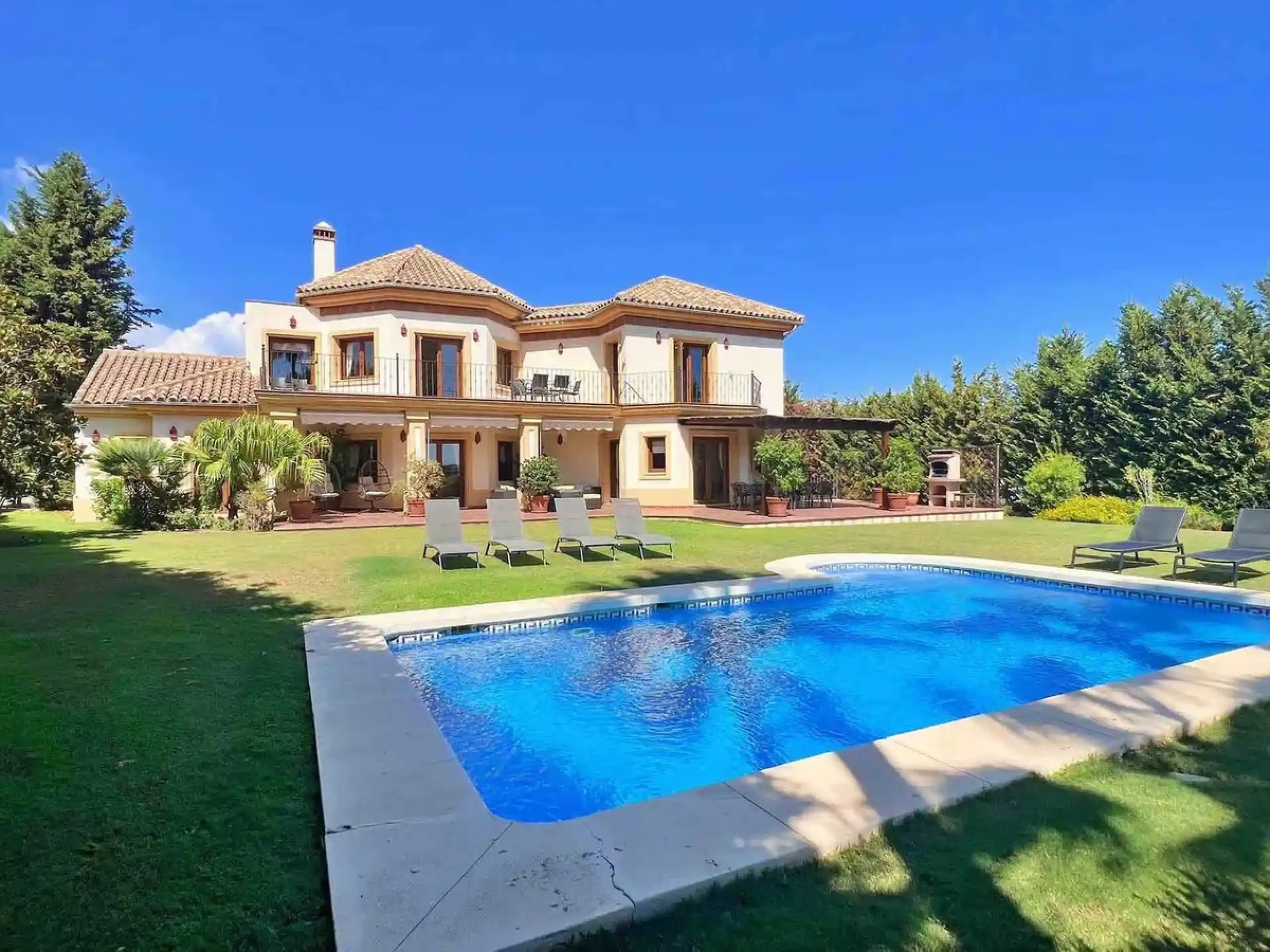 Nestled directly on the front line of the renowned Los Flamingos Golf Resort, this spectacular villa represents the perfect blend of classic and modern styling in one of Benahavis´ most prestigious and secure residential enclaves. Set amidst rolling green