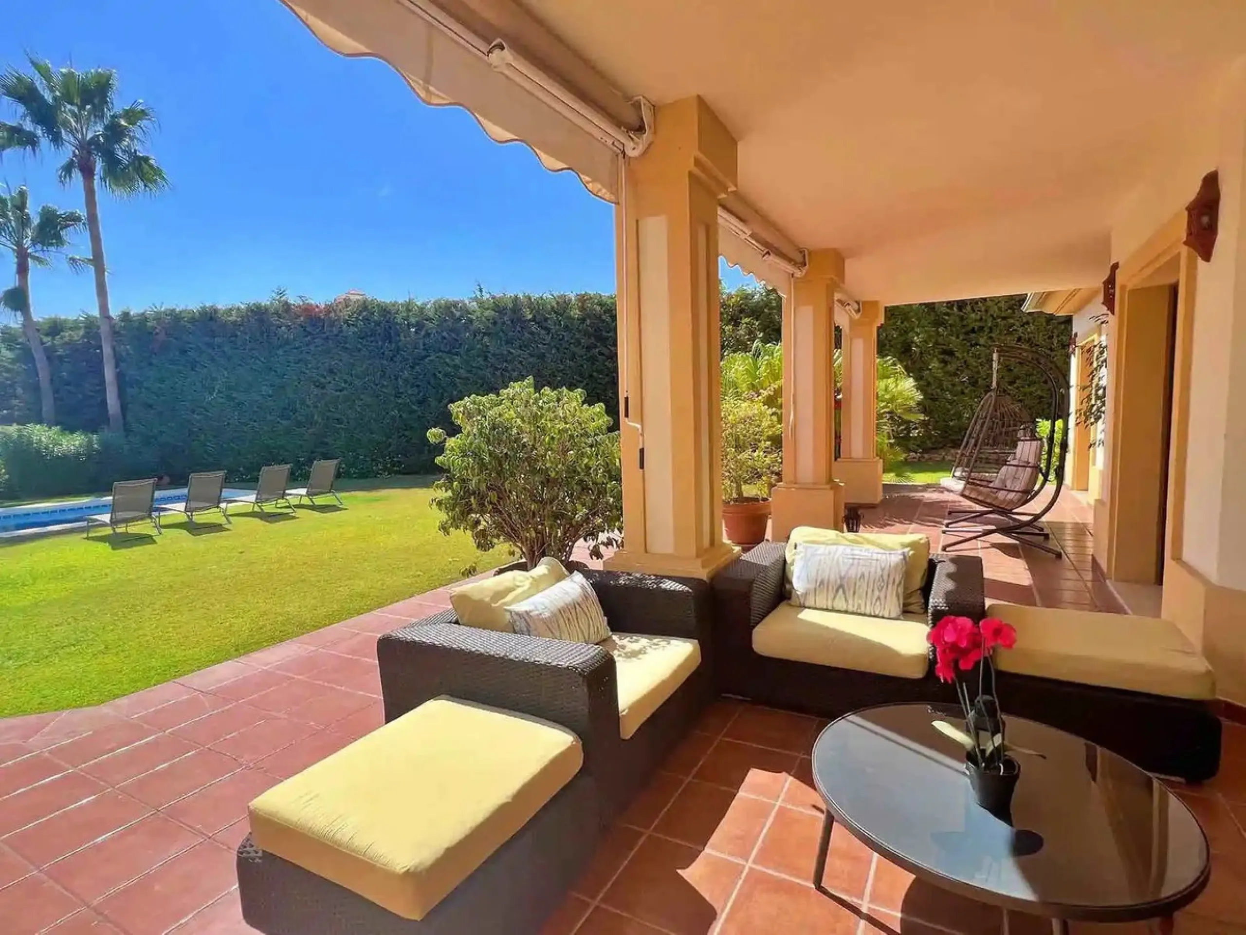 Nestled directly on the front line of the renowned Los Flamingos Golf Resort, this spectacular villa represents the perfect blend of classic and modern styling in one of Benahavis´ most prestigious and secure residential enclaves. Set amidst rolling green