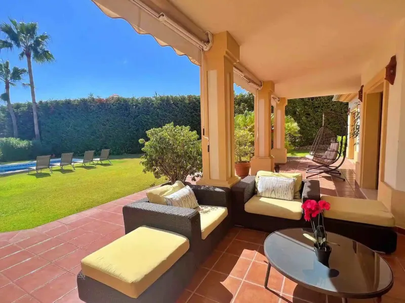 Nestled directly on the front line of the renowned Los Flamingos Golf Resort, this spectacular villa represents the perfect blend of classic and modern styling in one of Benahavis´ most prestigious and secure residential enclaves. Set amidst rolling green