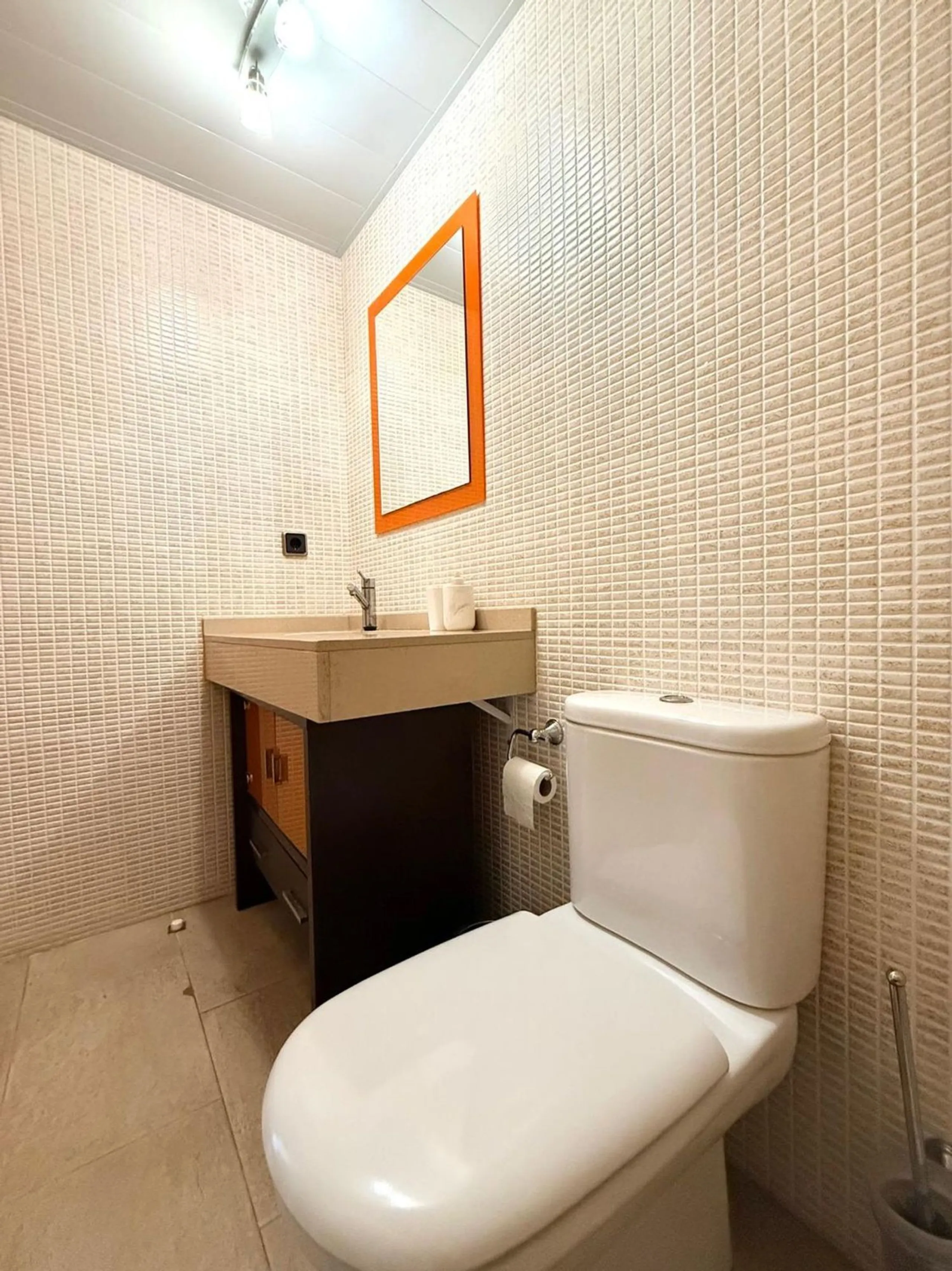 Piso moderno con terraza y servicios premium a 20 metros del mar en Cambrils