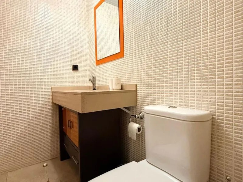 Piso moderno con terraza y servicios premium a 20 metros del mar en Cambrils