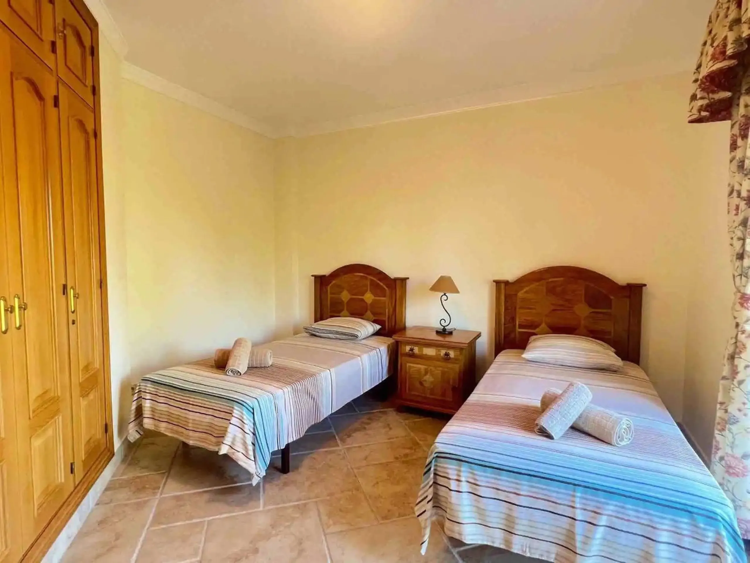 Nestled directly on the front line of the renowned Los Flamingos Golf Resort, this spectacular villa represents the perfect blend of classic and modern styling in one of Benahavis´ most prestigious and secure residential enclaves. Set amidst rolling green