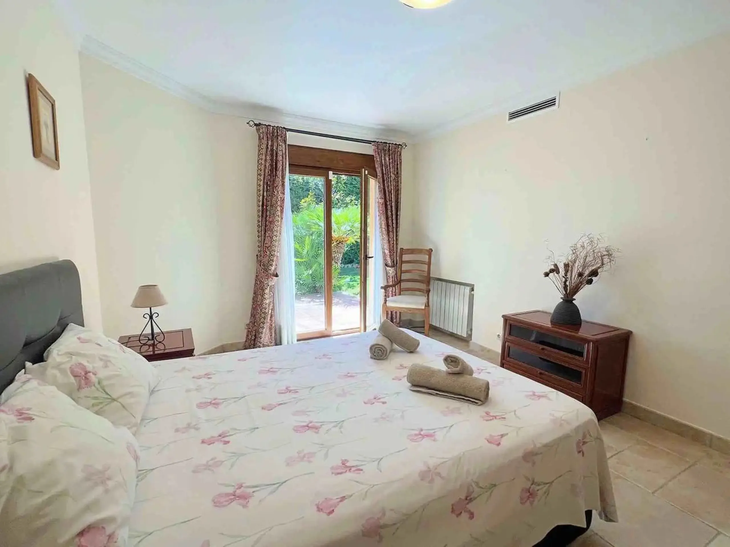 Nestled directly on the front line of the renowned Los Flamingos Golf Resort, this spectacular villa represents the perfect blend of classic and modern styling in one of Benahavis´ most prestigious and secure residential enclaves. Set amidst rolling green