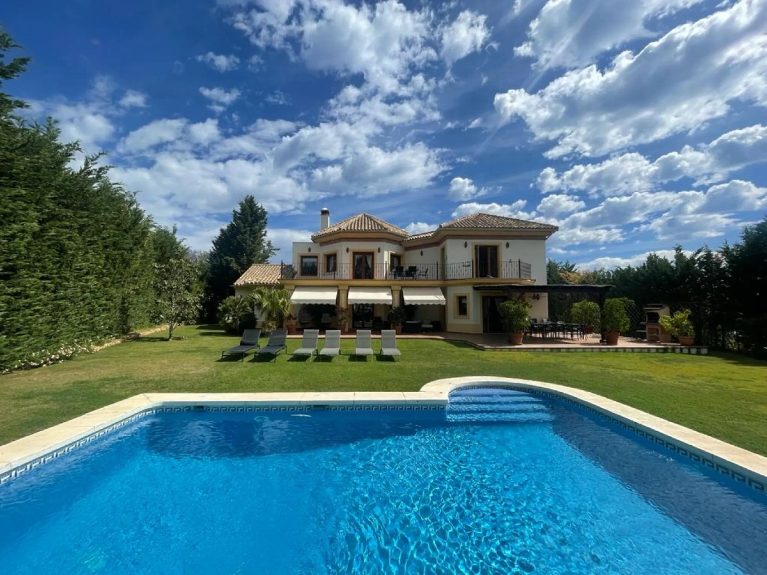 Nestled directly on the front line of the renowned Los Flamingos Golf Resort, this spectacular villa represents the perfect blend of classic and modern styling in one of Benahavis´ most prestigious and secure residential enclaves. Set amidst rolling green