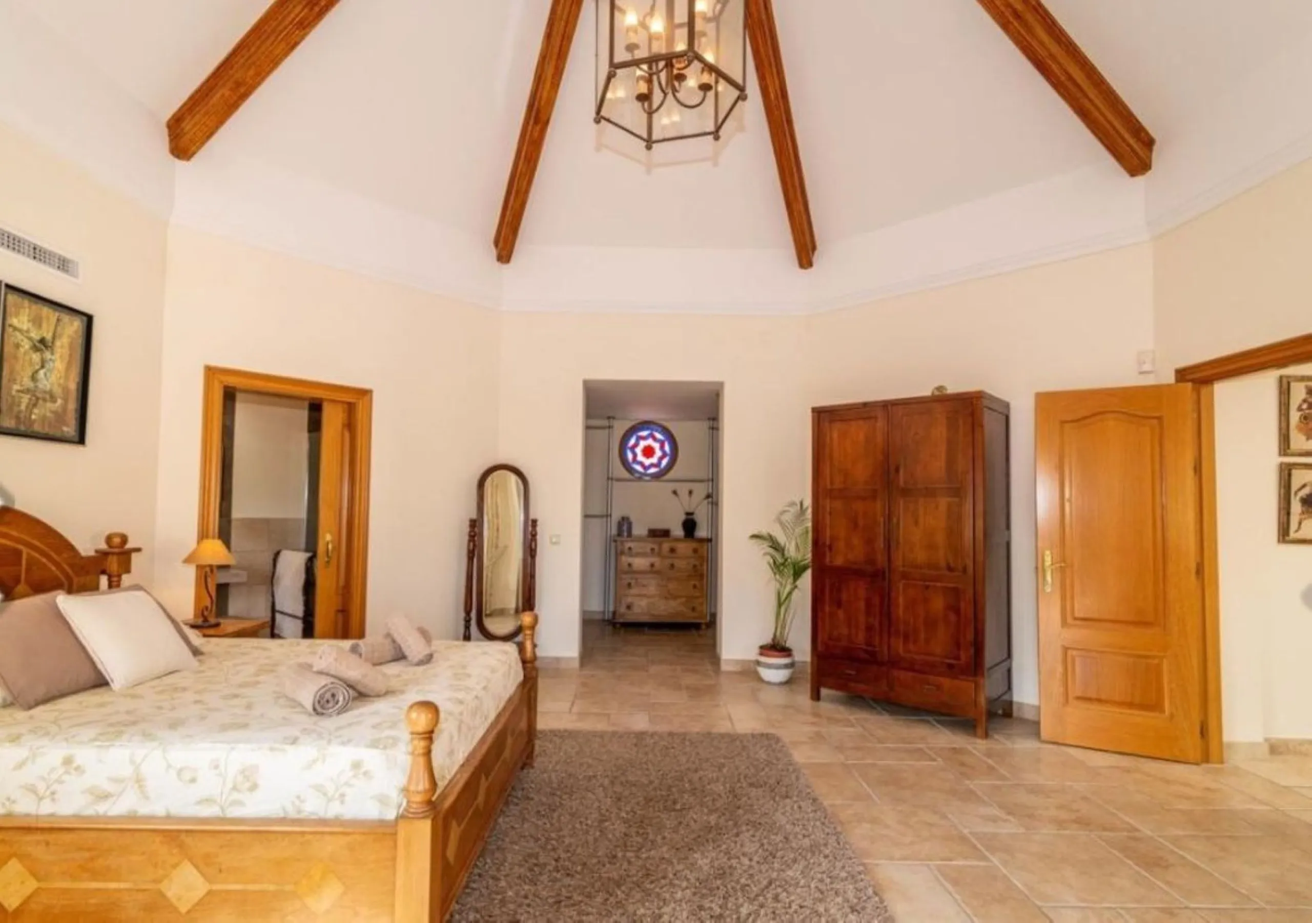Nestled directly on the front line of the renowned Los Flamingos Golf Resort, this spectacular villa represents the perfect blend of classic and modern styling in one of Benahavis´ most prestigious and secure residential enclaves. Set amidst rolling green