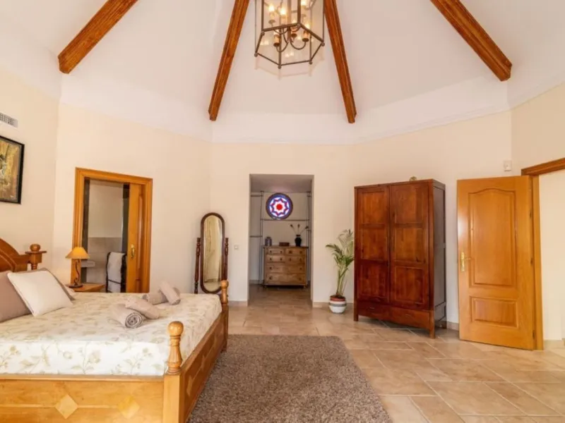 Nestled directly on the front line of the renowned Los Flamingos Golf Resort, this spectacular villa represents the perfect blend of classic and modern styling in one of Benahavis´ most prestigious and secure residential enclaves. Set amidst rolling green