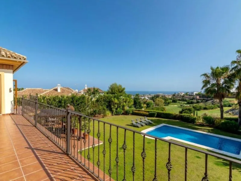 Nestled directly on the front line of the renowned Los Flamingos Golf Resort, this spectacular villa represents the perfect blend of classic and modern styling in one of Benahavis´ most prestigious and secure residential enclaves. Set amidst rolling green