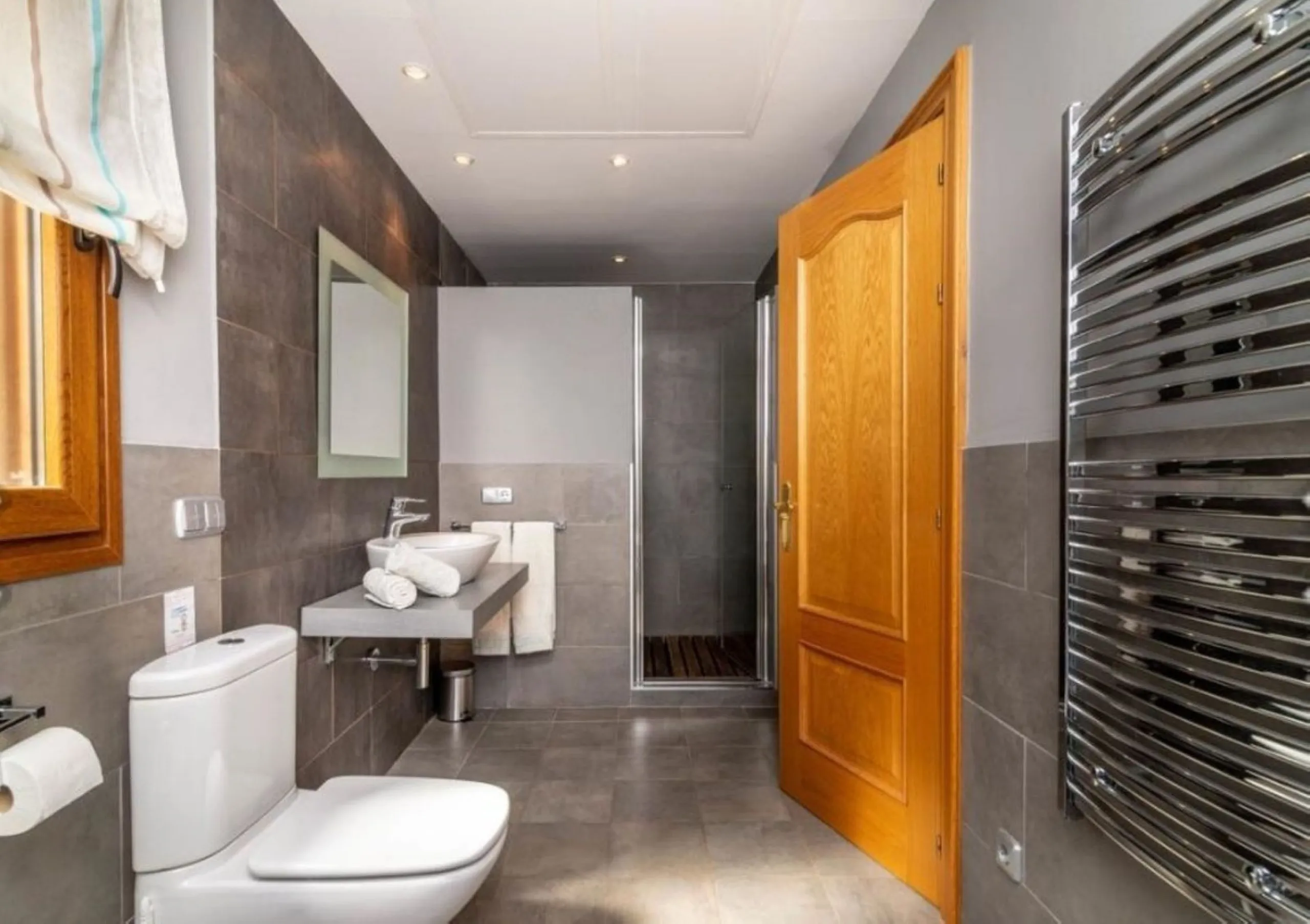 Nestled directly on the front line of the renowned Los Flamingos Golf Resort, this spectacular villa represents the perfect blend of classic and modern styling in one of Benahavis´ most prestigious and secure residential enclaves. Set amidst rolling green