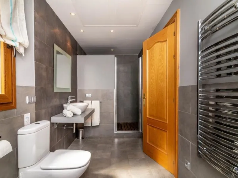 Nestled directly on the front line of the renowned Los Flamingos Golf Resort, this spectacular villa represents the perfect blend of classic and modern styling in one of Benahavis´ most prestigious and secure residential enclaves. Set amidst rolling green