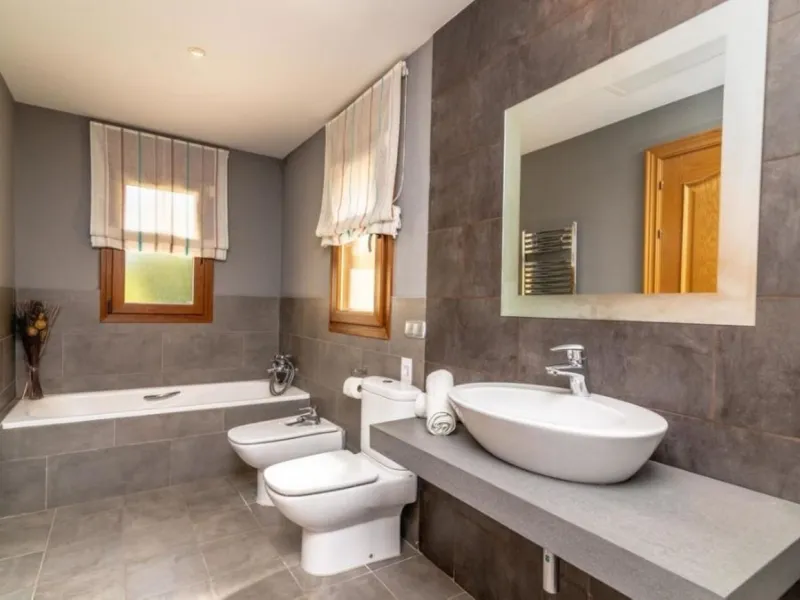 Nestled directly on the front line of the renowned Los Flamingos Golf Resort, this spectacular villa represents the perfect blend of classic and modern styling in one of Benahavis´ most prestigious and secure residential enclaves. Set amidst rolling green