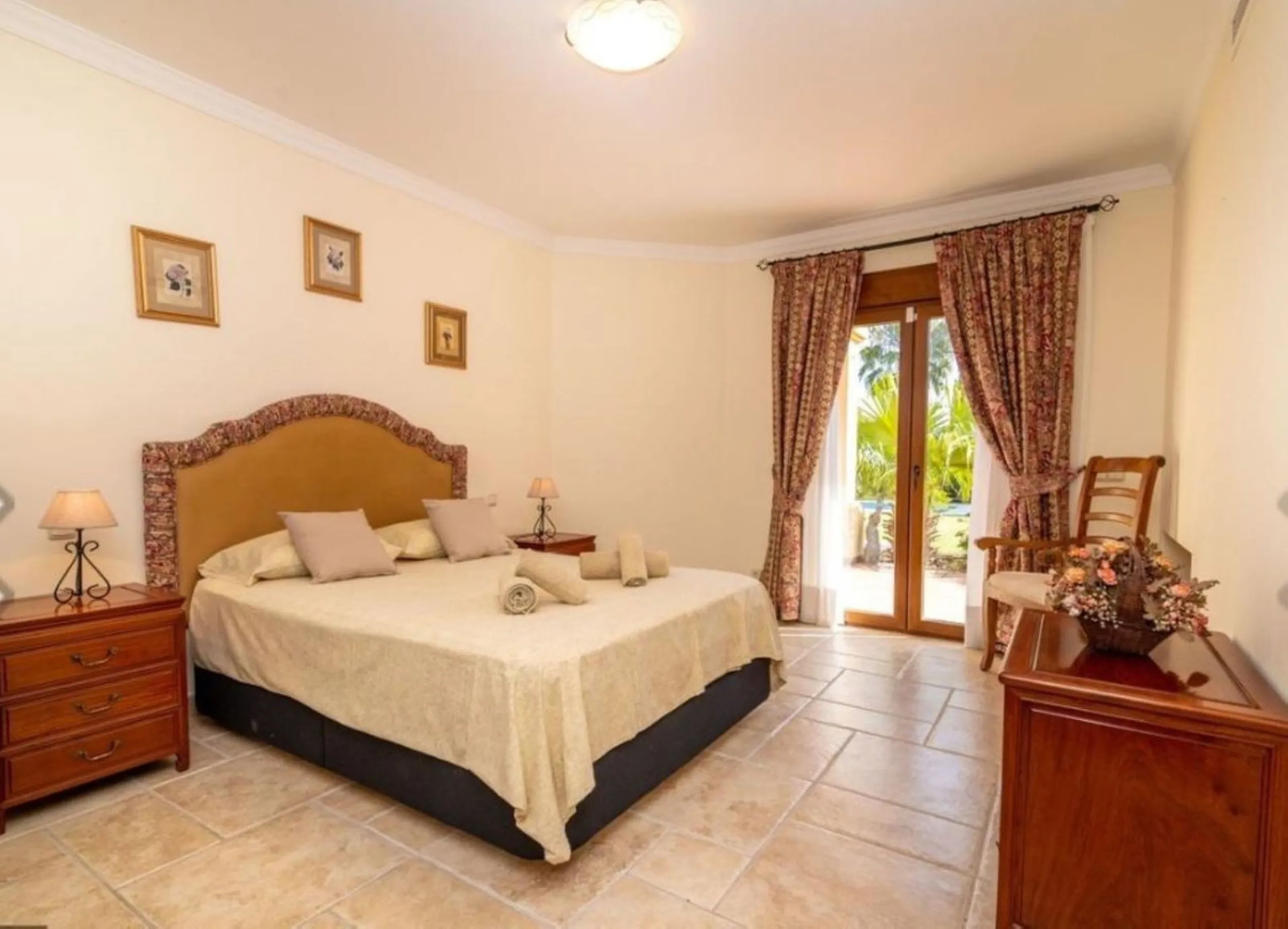 Nestled directly on the front line of the renowned Los Flamingos Golf Resort, this spectacular villa represents the perfect blend of classic and modern styling in one of Benahavis´ most prestigious and secure residential enclaves. Set amidst rolling green