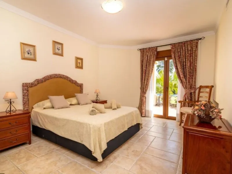 Nestled directly on the front line of the renowned Los Flamingos Golf Resort, this spectacular villa represents the perfect blend of classic and modern styling in one of Benahavis´ most prestigious and secure residential enclaves. Set amidst rolling green