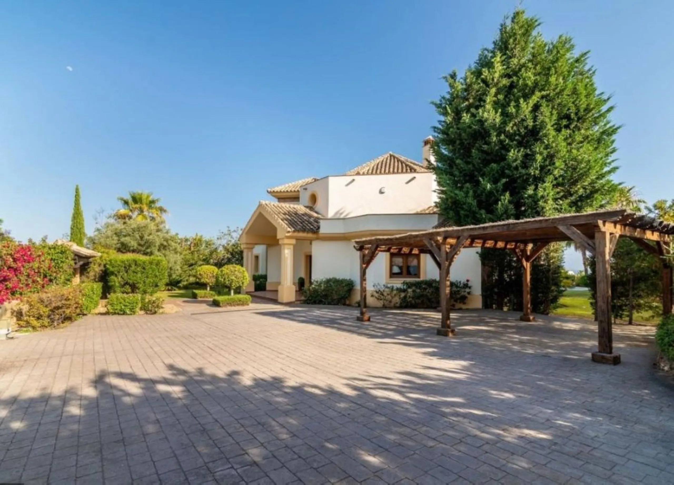 Nestled directly on the front line of the renowned Los Flamingos Golf Resort, this spectacular villa represents the perfect blend of classic and modern styling in one of Benahavis´ most prestigious and secure residential enclaves. Set amidst rolling green