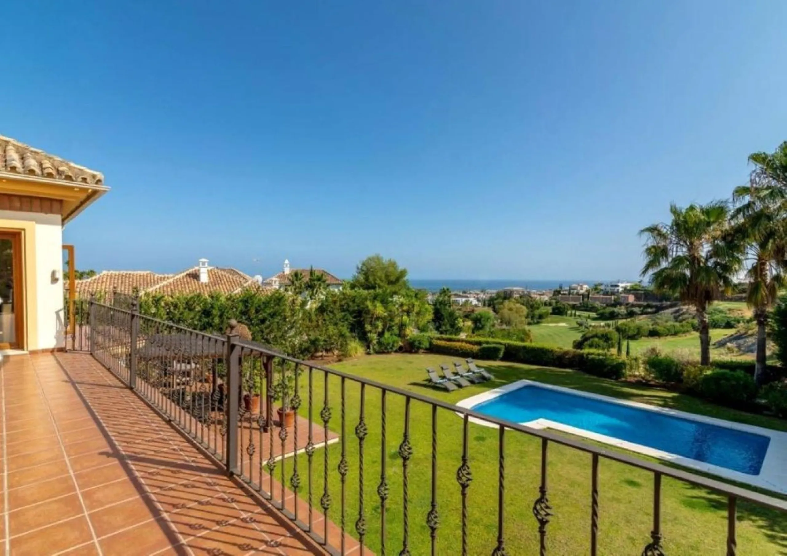 Nestled directly on the front line of the renowned Los Flamingos Golf Resort, this spectacular villa represents the perfect blend of classic and modern styling in one of Benahavis´ most prestigious and secure residential enclaves. Set amidst rolling green