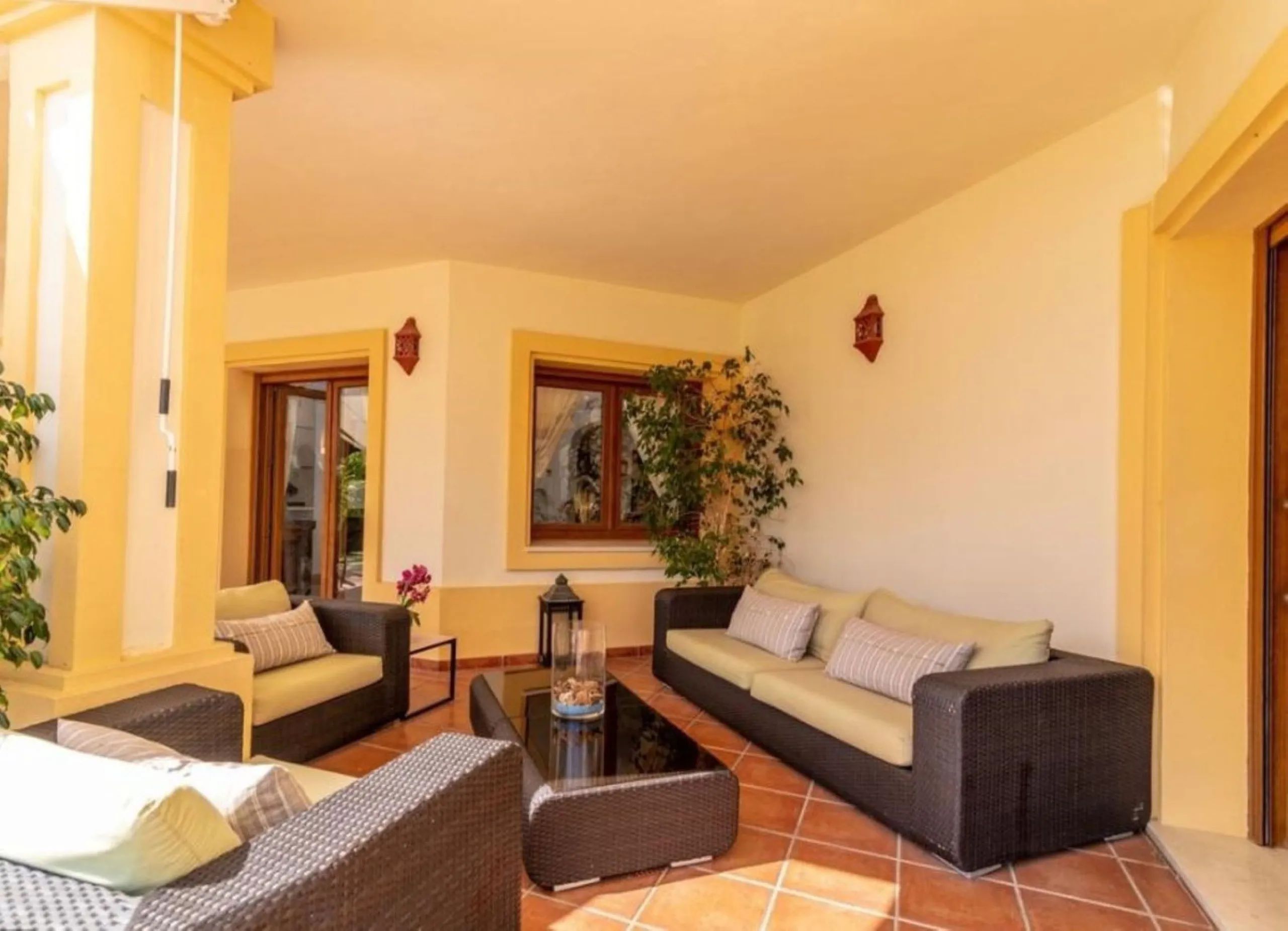 Nestled directly on the front line of the renowned Los Flamingos Golf Resort, this spectacular villa represents the perfect blend of classic and modern styling in one of Benahavis´ most prestigious and secure residential enclaves. Set amidst rolling green