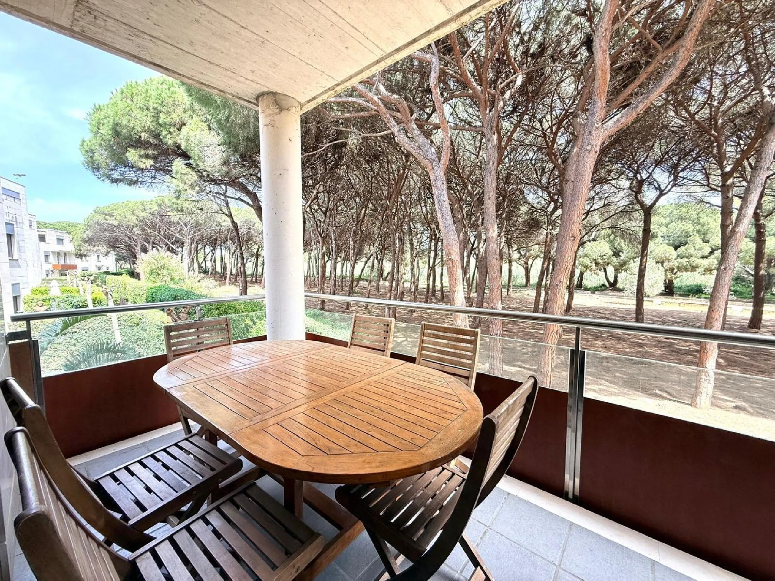 Piso moderno con terraza y servicios premium a 20 metros del mar en Cambrils
