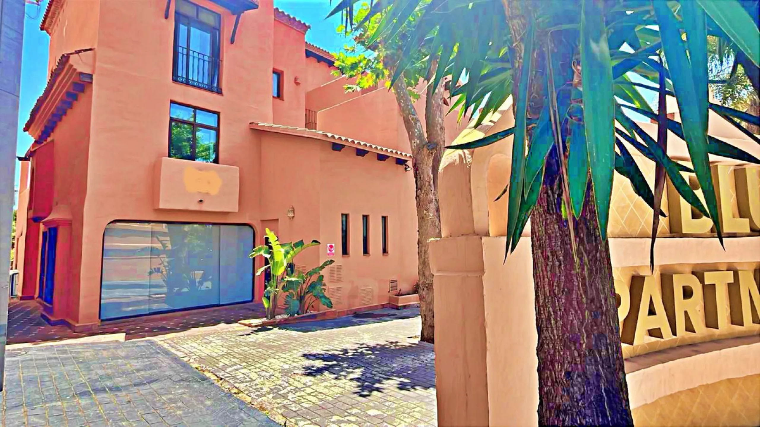 FREEHOLD  : Renovated Office Space – Prime Location by the Beach