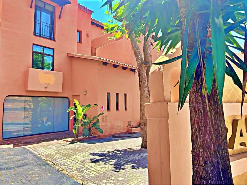 FREEHOLD  : Renovated Office Space – Prime Location by the Beach