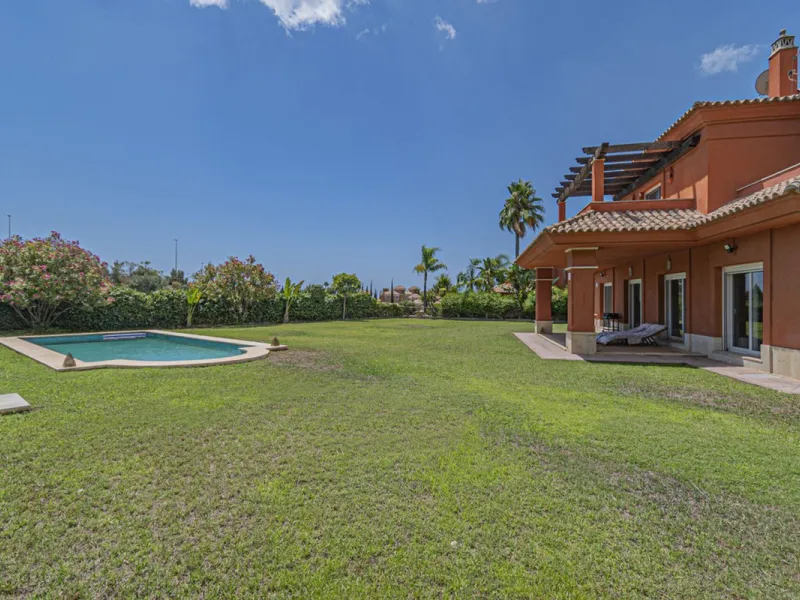 Stunning Mediterranean Villa by the Golf Course in Marbella with 24-Hour Security