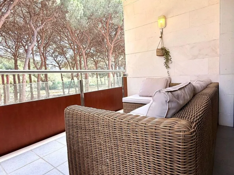 Piso moderno con terraza y servicios premium a 20 metros del mar en Cambrils
