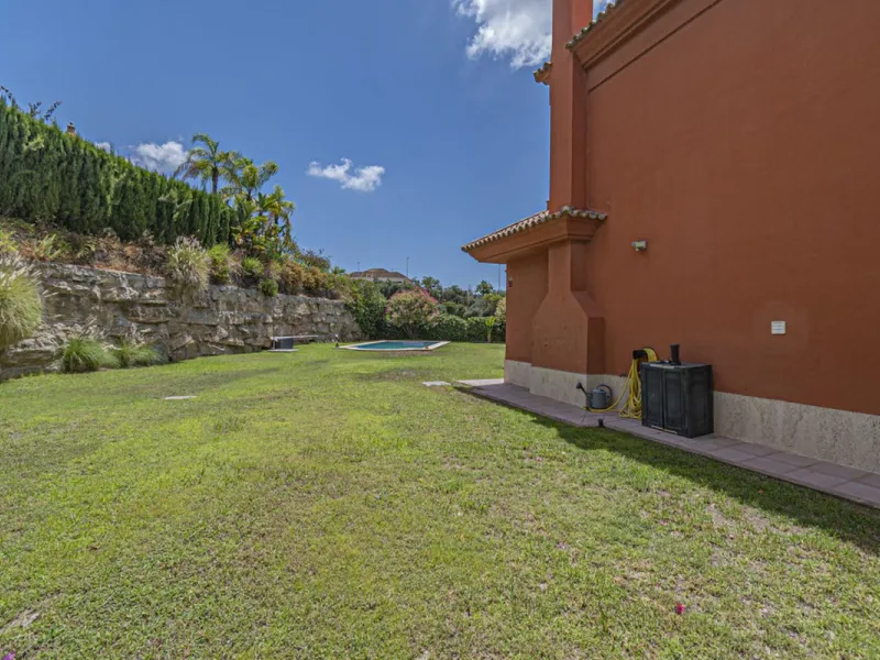 Stunning Mediterranean Villa by the Golf Course in Marbella with 24-Hour Security