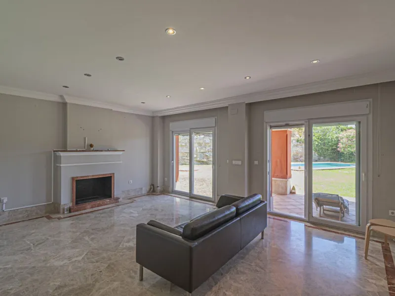 Stunning Mediterranean Villa by the Golf Course in Marbella with 24-Hour Security