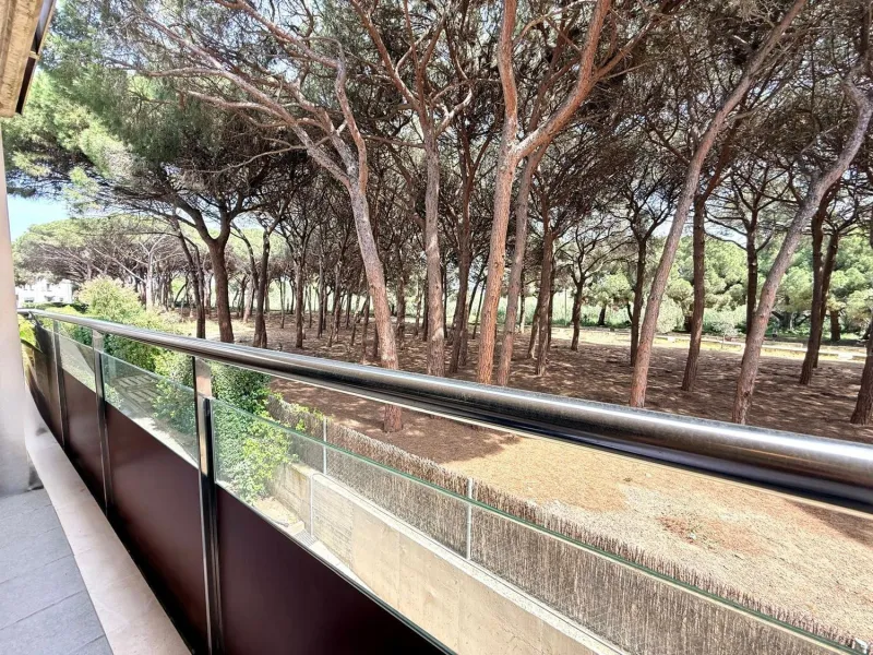 Piso moderno con terraza y servicios premium a 20 metros del mar en Cambrils