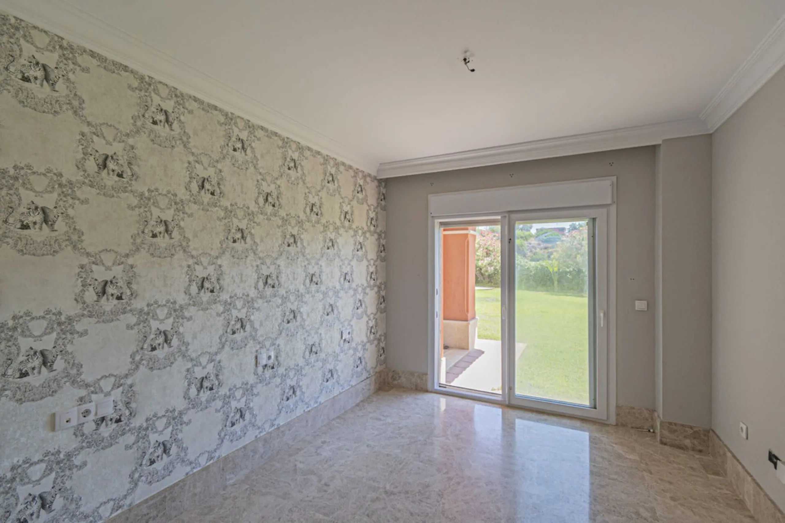 Stunning Mediterranean Villa by the Golf Course in Marbella with 24-Hour Security